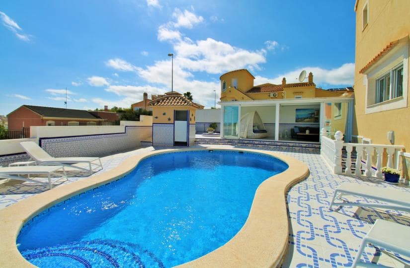 3 soveværelse Villa til salg i Orihuela Costa med swimmingpool garage - € 499.000 (Ref: 9764863)