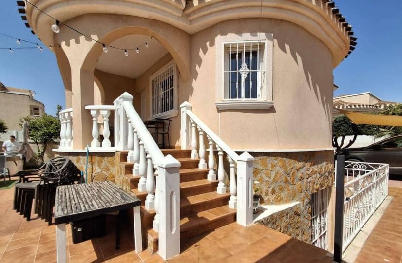 4 makuuhuone Huvila myytävänä paikassa Dona Pepa mukana 
autotalli - 395 000 € (Ref: 9764865)