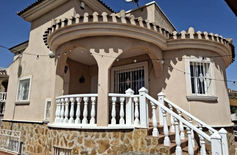 4 makuuhuone Huvila myytävänä paikassa Dona Pepa mukana 
autotalli - 395 000 € (Ref: 9764865)