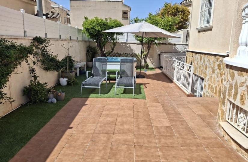 4 makuuhuone Huvila myytävänä paikassa Dona Pepa mukana 
autotalli - 395 000 € (Ref: 9764865)