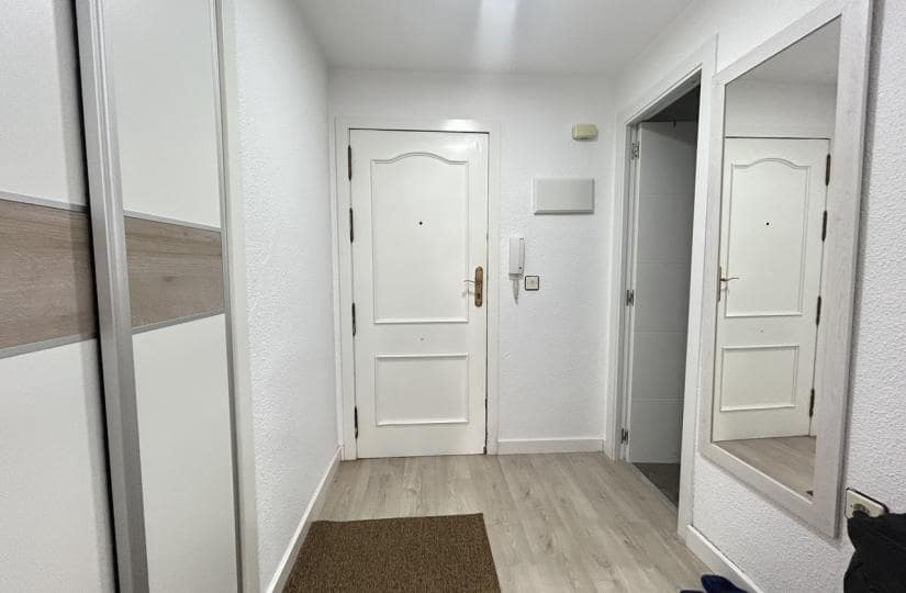 Huoneisto myytävänä paikassa Torrevieja mukana uima-altaan - 84 900 € (Ref: 9793712)