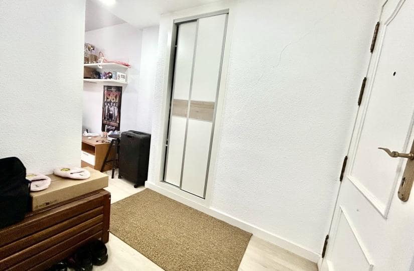 Huoneisto myytävänä paikassa Torrevieja mukana uima-altaan - 84 900 € (Ref: 9793712)