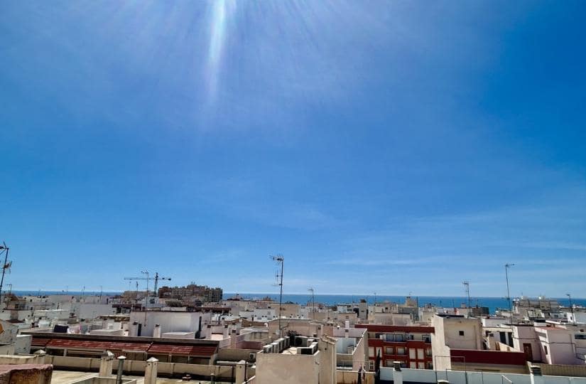 Huoneisto myytävänä paikassa Torrevieja mukana uima-altaan - 84 900 € (Ref: 9793712)