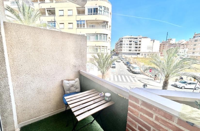 Huoneisto myytävänä paikassa Torrevieja mukana uima-altaan - 84 900 € (Ref: 9793712)