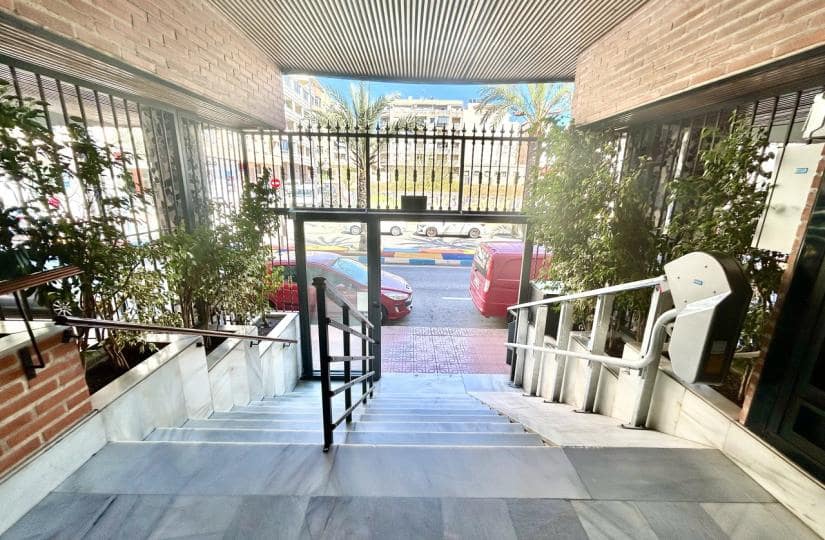 Huoneisto myytävänä paikassa Torrevieja mukana uima-altaan - 84 900 € (Ref: 9793712)