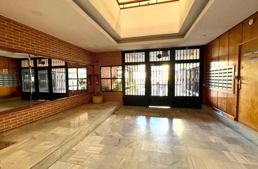 Huoneisto myytävänä paikassa Torrevieja mukana uima-altaan - 84 900 € (Ref: 9793712)