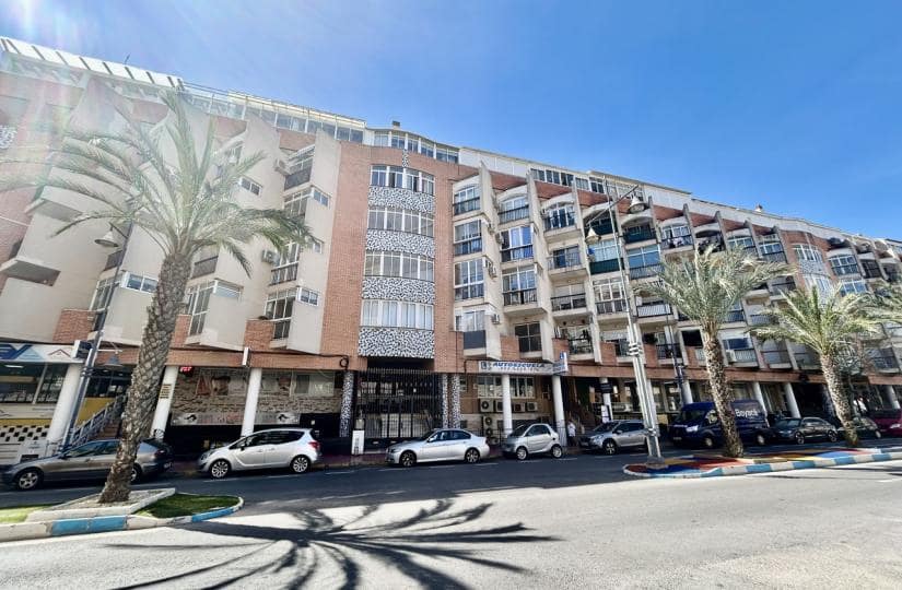 Huoneisto myytävänä paikassa Torrevieja mukana uima-altaan - 84 900 € (Ref: 9793712)