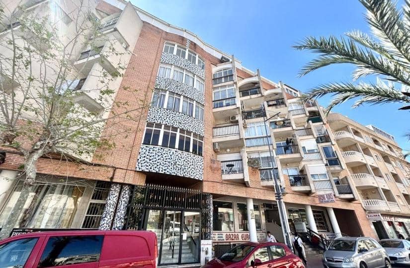 Huoneisto myytävänä paikassa Torrevieja mukana uima-altaan - 84 900 € (Ref: 9793712)