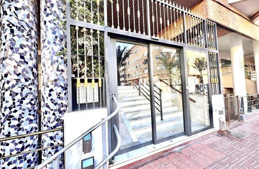 Huoneisto myytävänä paikassa Torrevieja mukana uima-altaan - 84 900 € (Ref: 9793712)