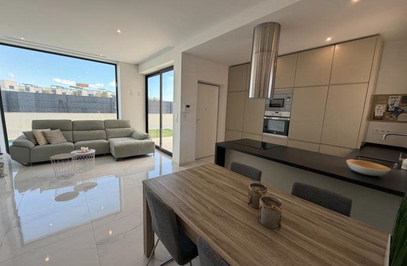 3 makuuhuone Huvila myytävänä paikassa Pueblo Bravo mukana uima-altaan 
autotalli - 399 900 € (Ref: 9800483)