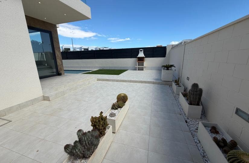 3 bedroom Villa for sale in Pueblo Bravo with pool garage - € 399,900 (Ref: 9800483)