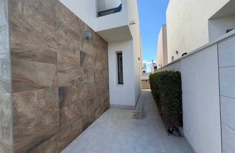 3 bedroom Villa for sale in Pueblo Bravo with pool garage - € 399,900 (Ref: 9800483)