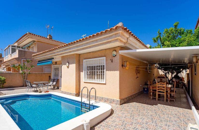 Chalet de 2 habitaciones en Orihuela Costa en venta con piscina - 235.000 € (Ref: 9834879)