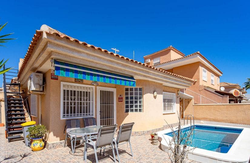 Chalet de 2 habitaciones en Orihuela Costa en venta con piscina - 235.000 € (Ref: 9834879)