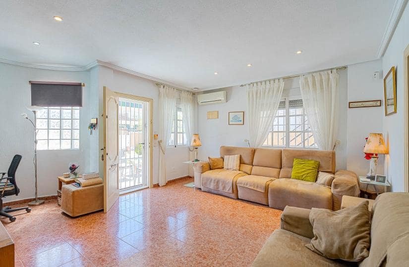 Chalet de 2 habitaciones en Orihuela Costa en venta con piscina - 235.000 € (Ref: 9834879)