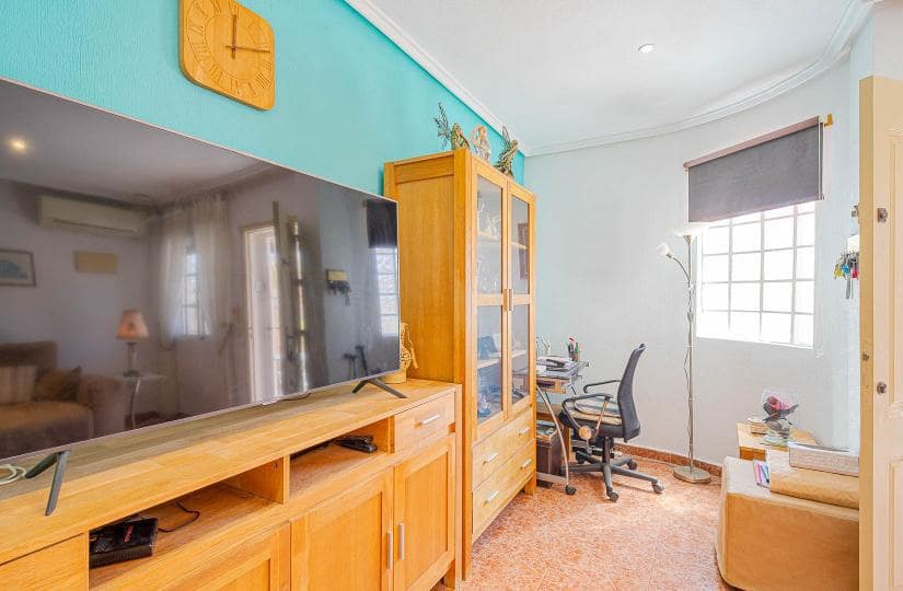 Chalet de 2 habitaciones en Orihuela Costa en venta con piscina - 235.000 € (Ref: 9834879)