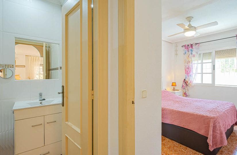 Chalet de 2 habitaciones en Orihuela Costa en venta con piscina - 235.000 € (Ref: 9834879)