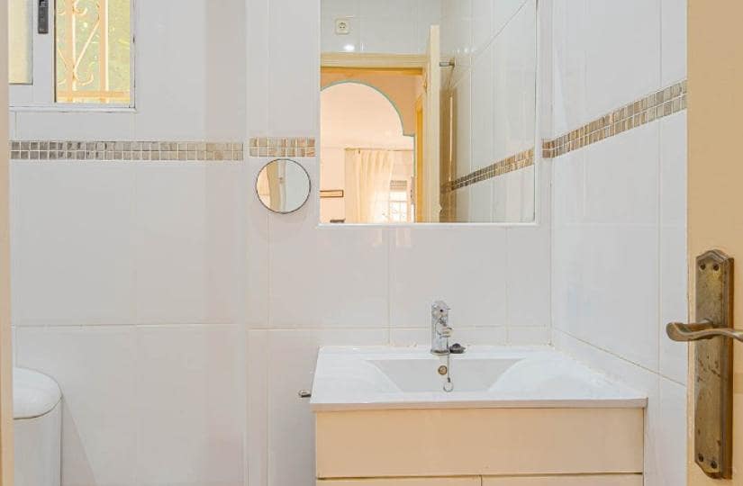 Chalet de 2 habitaciones en Orihuela Costa en venta con piscina - 235.000 € (Ref: 9834879)