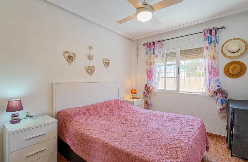 Chalet de 2 habitaciones en Orihuela Costa en venta con piscina - 235.000 € (Ref: 9834879)