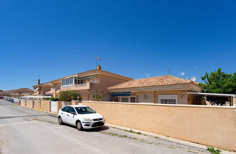Chalet de 2 habitaciones en Orihuela Costa en venta con piscina - 235.000 € (Ref: 9834879)