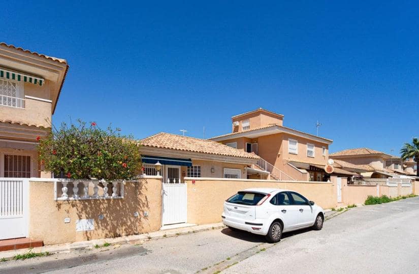 Chalet de 2 habitaciones en Orihuela Costa en venta con piscina - 235.000 € (Ref: 9834879)