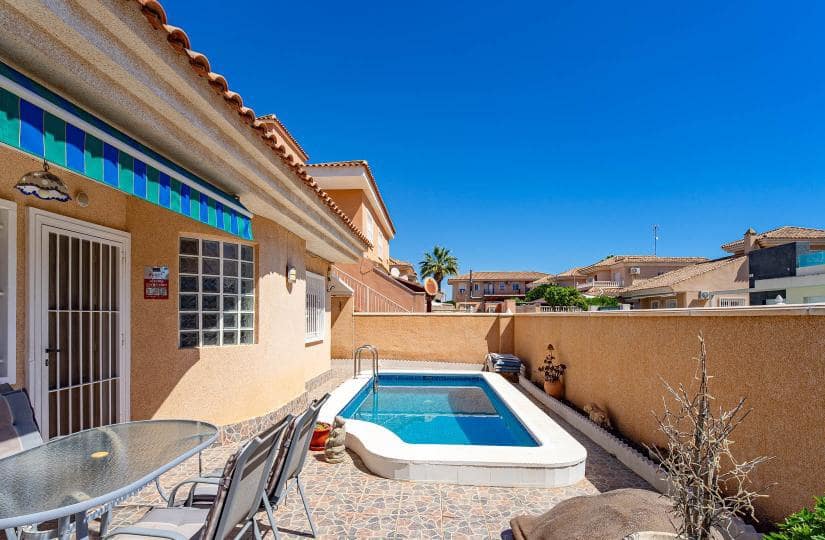 Chalet de 2 habitaciones en Orihuela Costa en venta con piscina - 235.000 € (Ref: 9834879)