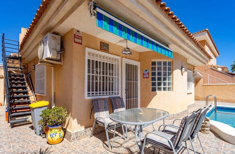 Chalet de 2 habitaciones en Orihuela Costa en venta con piscina - 235.000 € (Ref: 9834879)