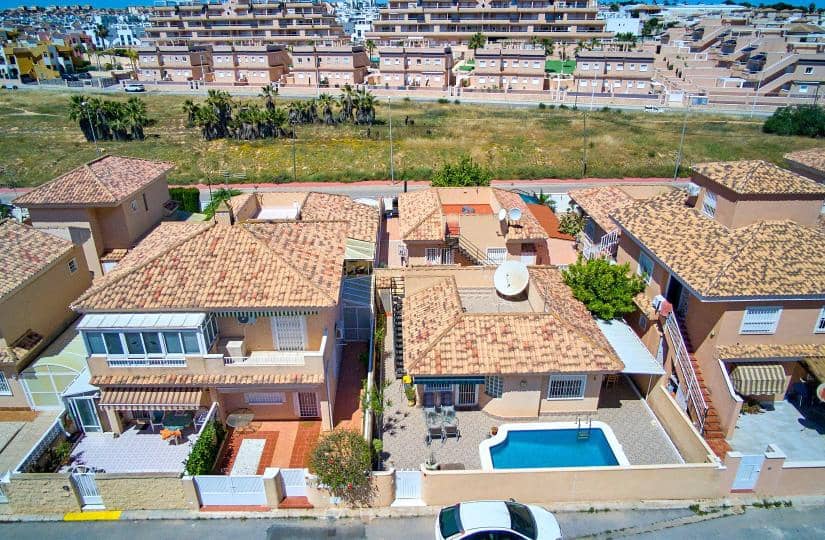 Chalet de 2 habitaciones en Orihuela Costa en venta con piscina - 235.000 € (Ref: 9834879)