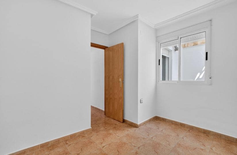 2 slaapkamer Appartement te koop in El Limonar met zwembad garage - € 129.900 (Ref: 9863693)