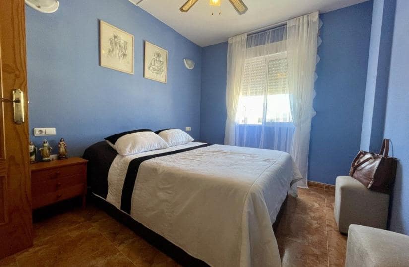 2 soverom Penthouse til salgs i Torrevieja med svømmebasseng - € 149 900 (Ref: 9866335)