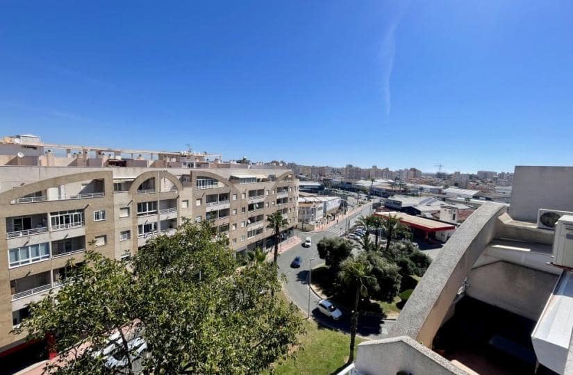 2 soverom Penthouse til salgs i Torrevieja med svømmebasseng - € 149 900 (Ref: 9866335)