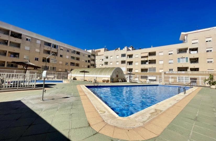 2 soverom Penthouse til salgs i Torrevieja med svømmebasseng - € 149 900 (Ref: 9866335)