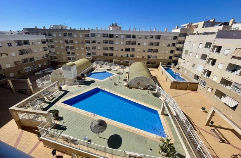 2 soverom Penthouse til salgs i Torrevieja med svømmebasseng - € 149 900 (Ref: 9866335)