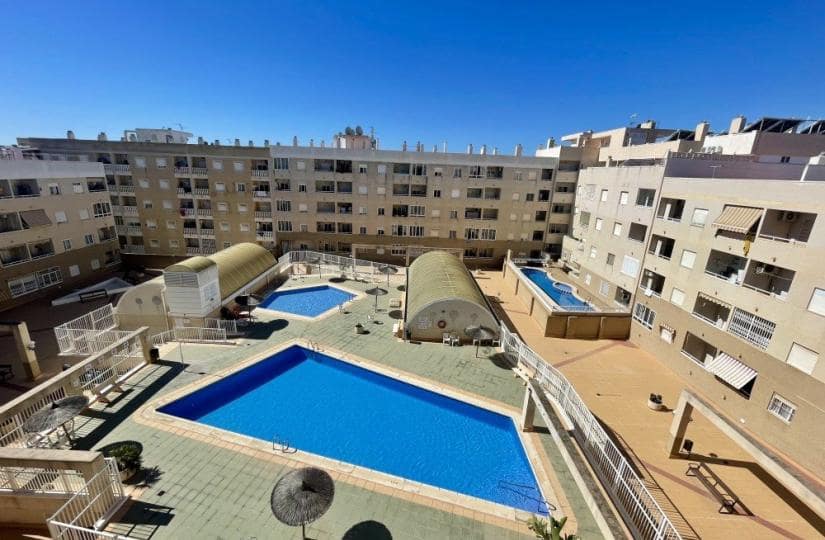 2 soverom Penthouse til salgs i Torrevieja med svømmebasseng - € 149 900 (Ref: 9866335)