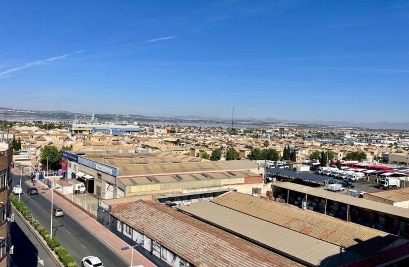 2 soverom Penthouse til salgs i Torrevieja med svømmebasseng - € 149 900 (Ref: 9866335)
