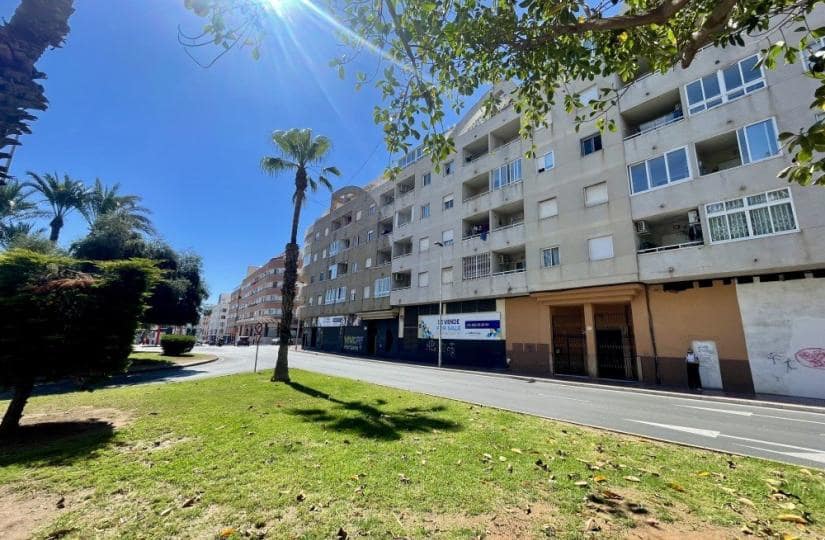 2 soverom Penthouse til salgs i Torrevieja med svømmebasseng - € 149 900 (Ref: 9866335)
