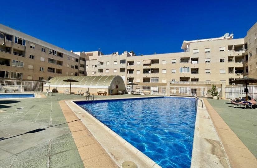 2 soverom Penthouse til salgs i Torrevieja med svømmebasseng - € 149 900 (Ref: 9866335)
