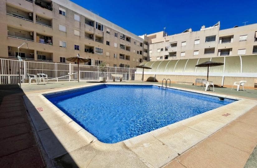 2 soverom Penthouse til salgs i Torrevieja med svømmebasseng - € 149 900 (Ref: 9866335)
