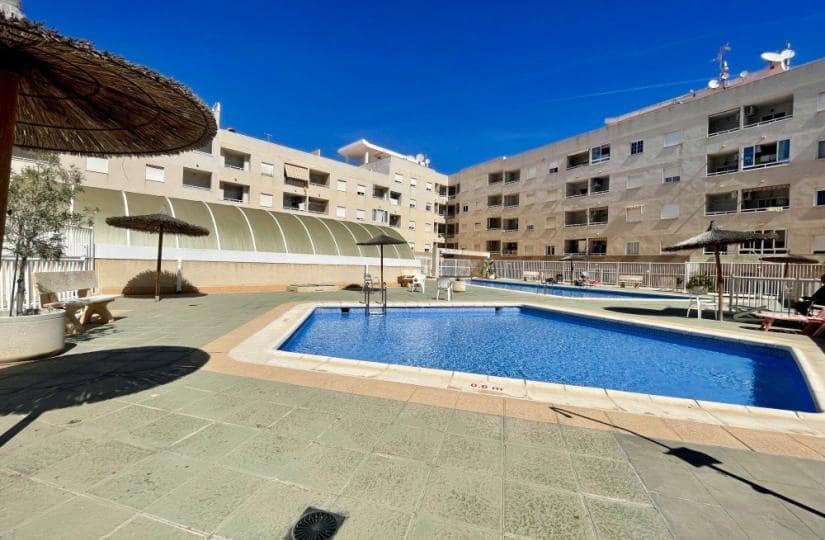 2 soverom Penthouse til salgs i Torrevieja med svømmebasseng - € 149 900 (Ref: 9866335)