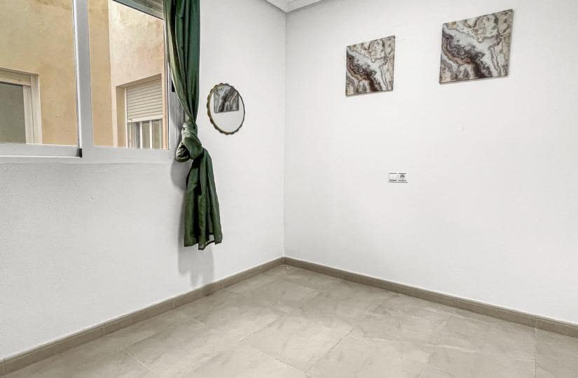 5 makuuhuone Huoneisto myytävänä paikassa Torrevieja - 175 000 € (Ref: 9870441)