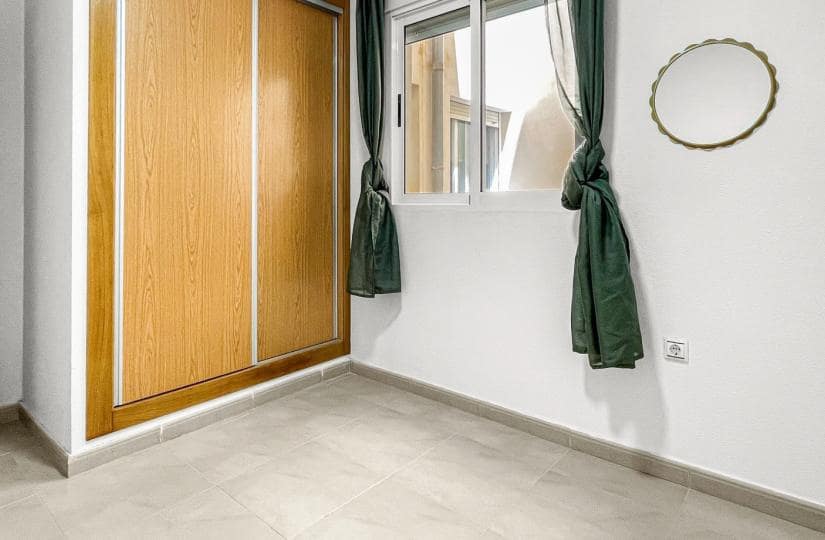 5 makuuhuone Huoneisto myytävänä paikassa Torrevieja - 175 000 € (Ref: 9870441)