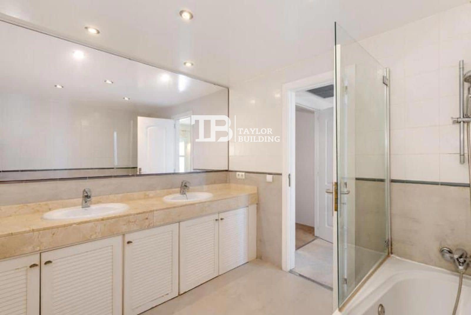 3 quarto Casa em Banda para venda em Genova com piscina garagem - 1 500 000 € (Ref: 10034795)