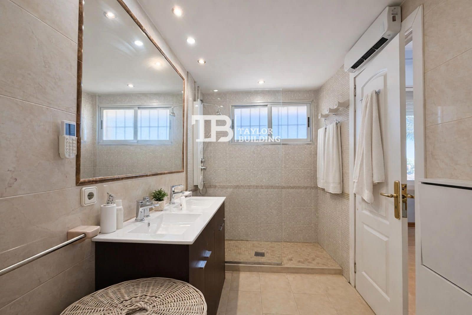 4 bedroom Townhouse for sale in Cala Mayor with pool garage - € 900,000 (Ref: 9734994)