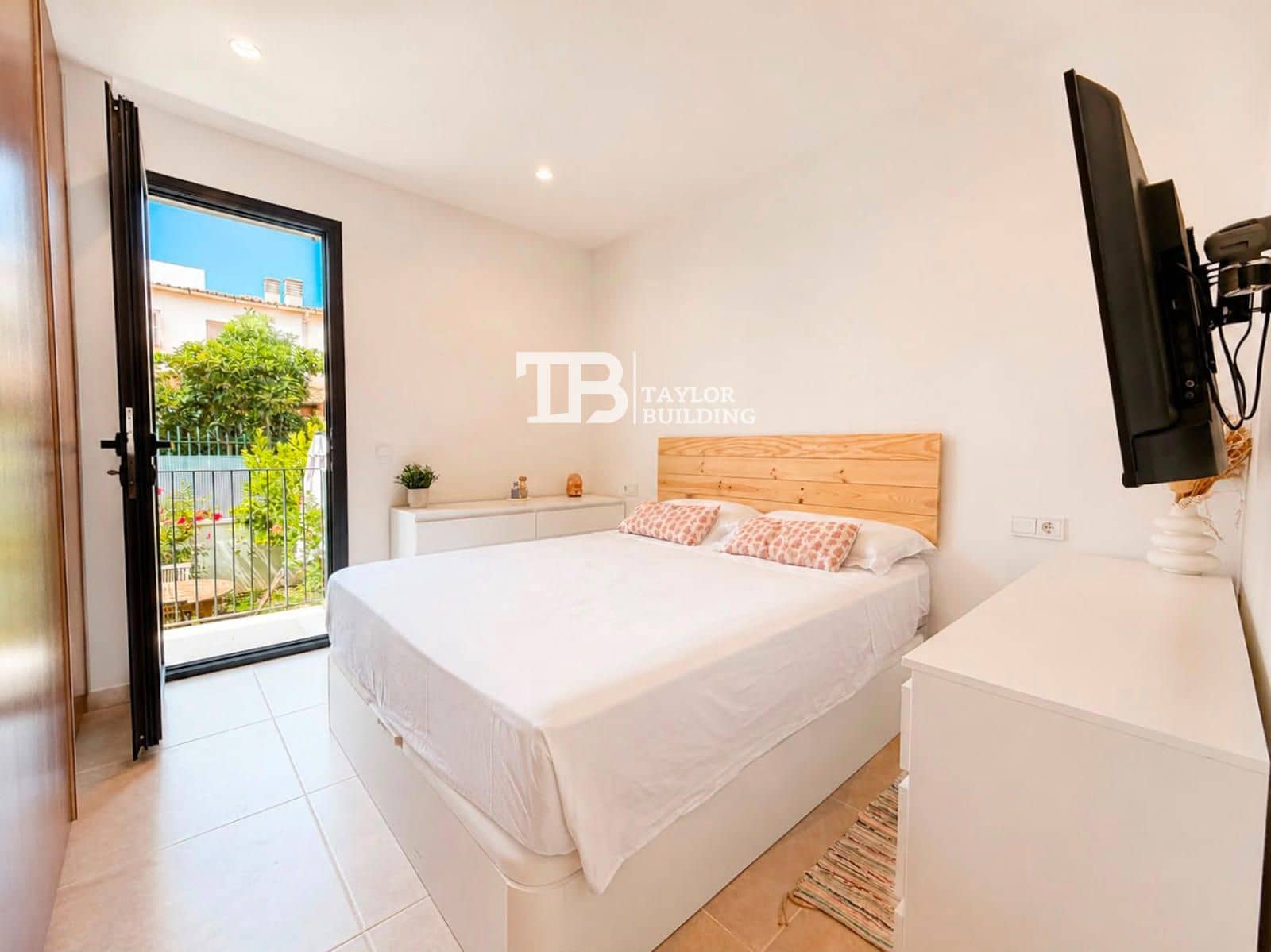 2 bedroom Flat for sale in Son Ferriol with garage - € 515,000 (Ref: 9927952)