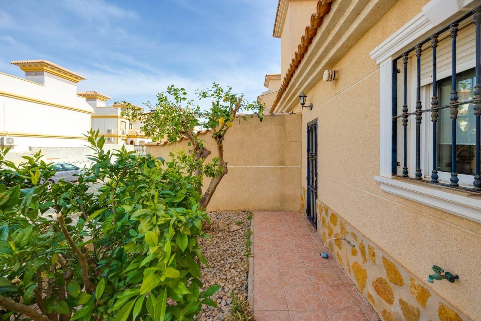 4 bedroom Villa for sale in Aguas Nuevas with pool garage - € 289,000 (Ref: 10004111)