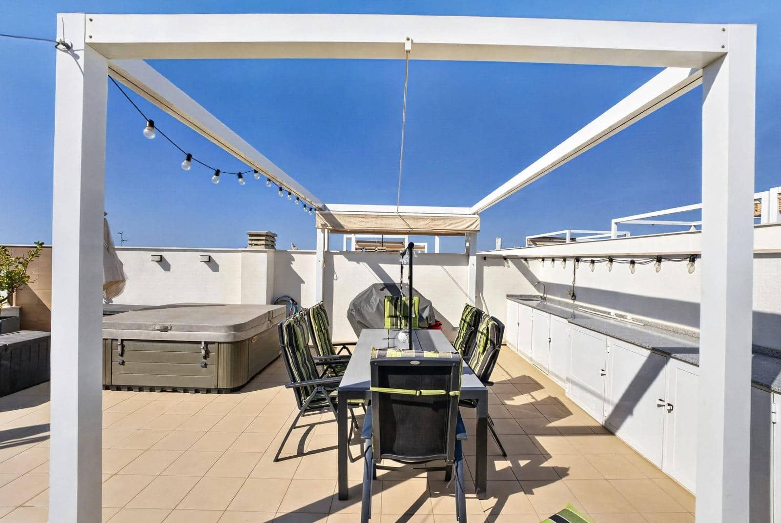 Ático de 2 habitaciones en Torre de la Horadada en venta con piscina - 285.000 € (Ref: 10011611)