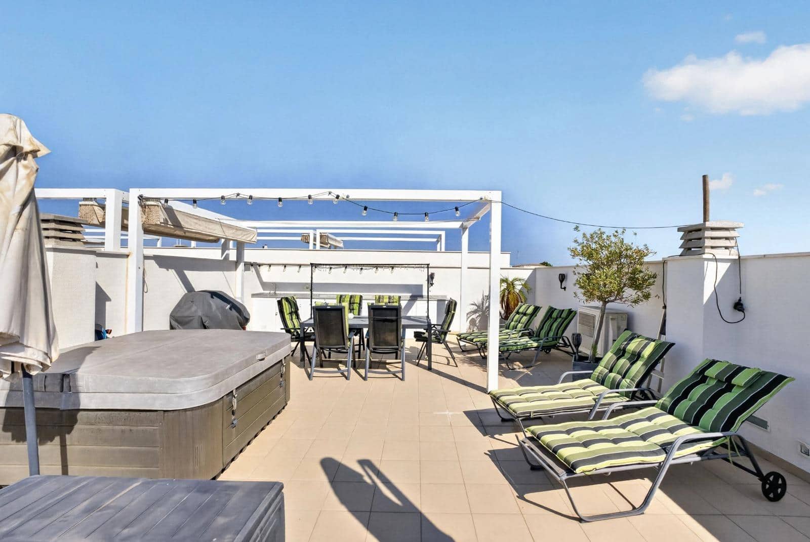 Ático de 2 habitaciones en Torre de la Horadada en venta con piscina - 285.000 € (Ref: 10011611)