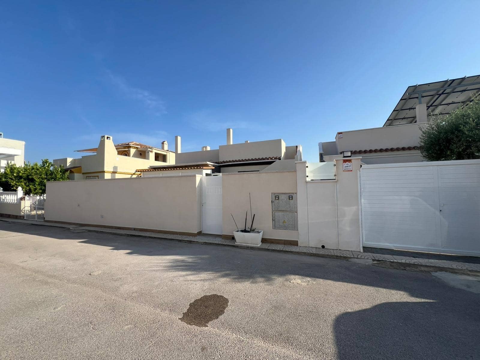 Bungalow de 2 habitaciones en Torrevieja en venta con piscina - 260.000 € (Ref: 10019179)