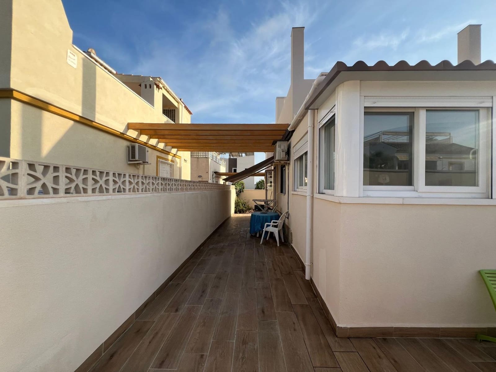 Bungalow de 2 habitaciones en Torrevieja en venta con piscina - 260.000 € (Ref: 10019179)