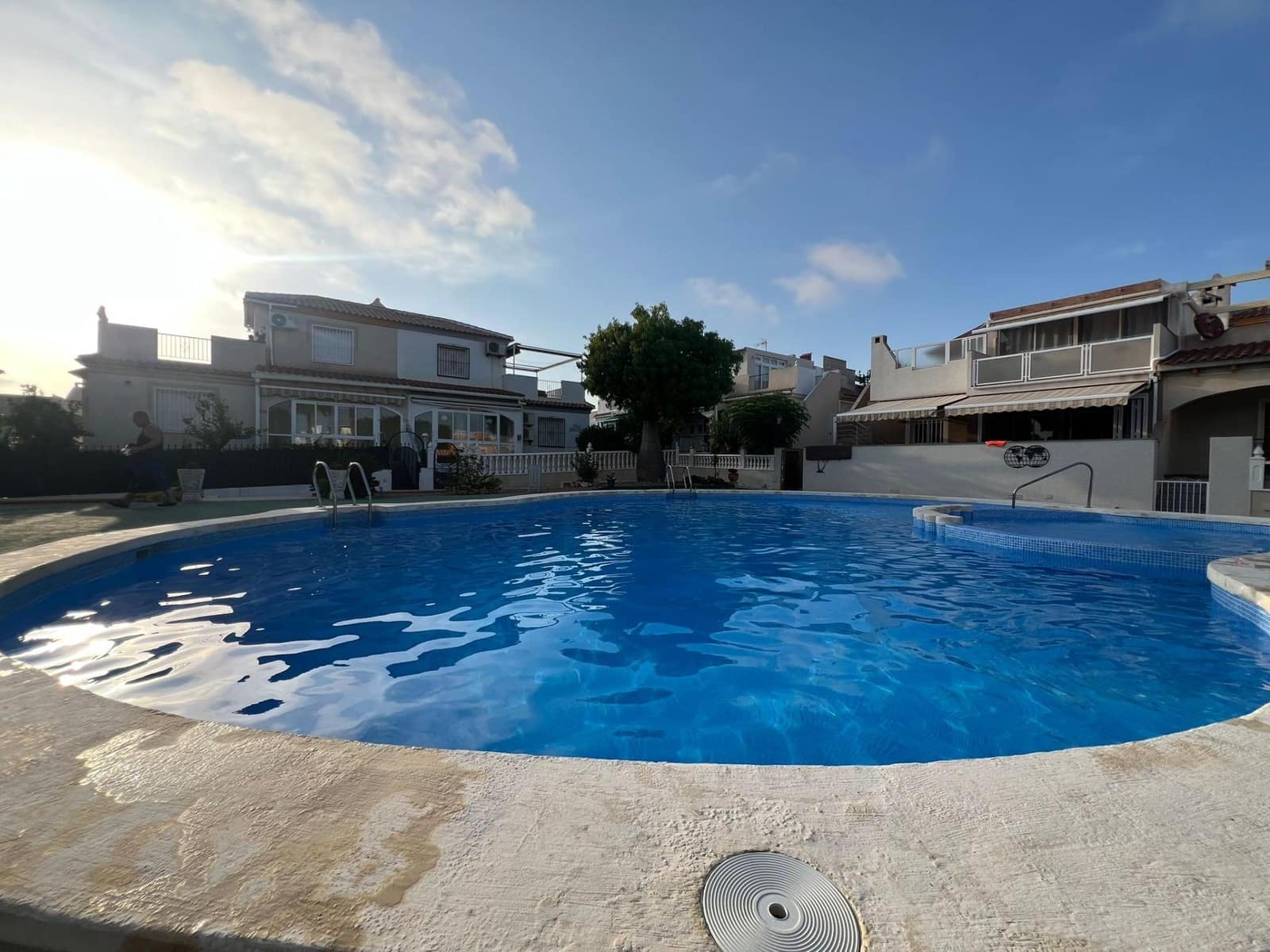 Bungalow de 2 habitaciones en Torrevieja en venta con piscina - 260.000 € (Ref: 10019179)